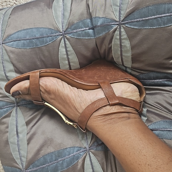 Aerin - Picture 3 of 4